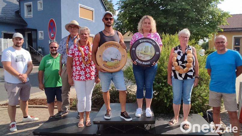 Schießleiter Julian Krös (von links), Vorsitzender Andreas Michl, Michael Schneider, Marion Jendrusch, Stefan Maschauer, Bianca Rothe, Sandra Spörrer und Bürgermeister Hubert Kraus freuen sich über den Erfolg des Bürgerschießens. Bild: Josef Maschauer/exb