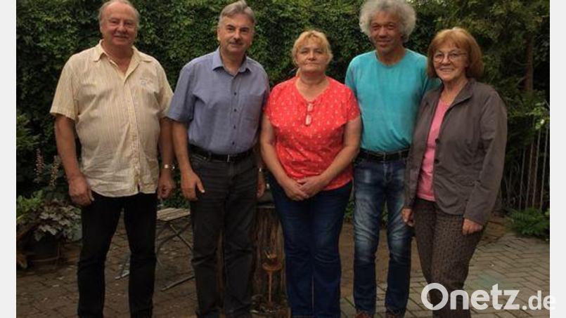 Für die neu gewählte Vorstandschaft der ÖDP mit Jochen Surel (Zweiter von rechts) gab es auch Infos zu Plänen für den Biomüll in Schwandorf. Bild: Damm/exb