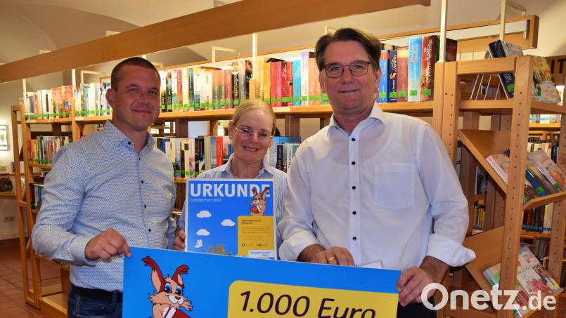 Bürgermeister Jörk Kaduk (links) und Markus Windisch (rechts) bei der Spendenübergabe an Büchereileiterin Maria Klobes-Martin. Bild: wku