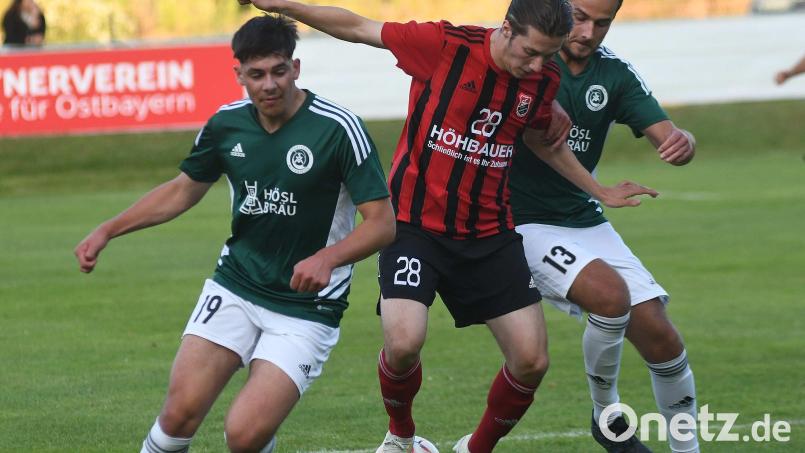 David Schraml (links) und Daniel Lauterbach (rechts) in einem Testspiel gegen den SC Luhe-Wildenau in Aktion: Die beiden Mitterteicher Spieler erzielten die Tore zum 2:1-Sieg des SVM in Weisendorf. Archivbild: nor