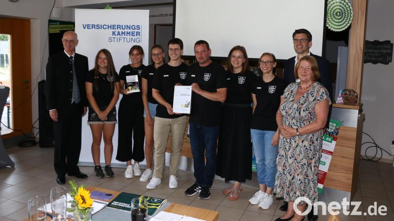 Juniorvorstandsmitglieder und Ehrengäste: (von links) Regierungspräsident Walter Jonas, Marie Fehlner, Carolin Kemmeter, Lina Fischer, Junior-Vorsitzender Andreas Weiß, FCR-Vorsitzender Hans Fischer, Zweite Junior-Vorsitzende 
Patricia Kemmeter, Chiara Wolf, Geschäftsführer Johannes Wagner von der Versicherungskammer-Stiftung und die Ehrenamtsbeauftragte der Staatsregierung, Eva Gottstein. Bild: C. Richard Weigert