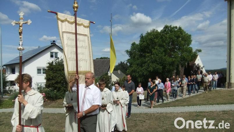 Bei schönem Wetter machten sich am Pittersberg am Ende des Festgottesdienstes viele Gläubige auf den Weg zur Grotte der Gottesmutter, an der Spitze das Kreuz und die Bruderschaftsfahne. Bild: gm