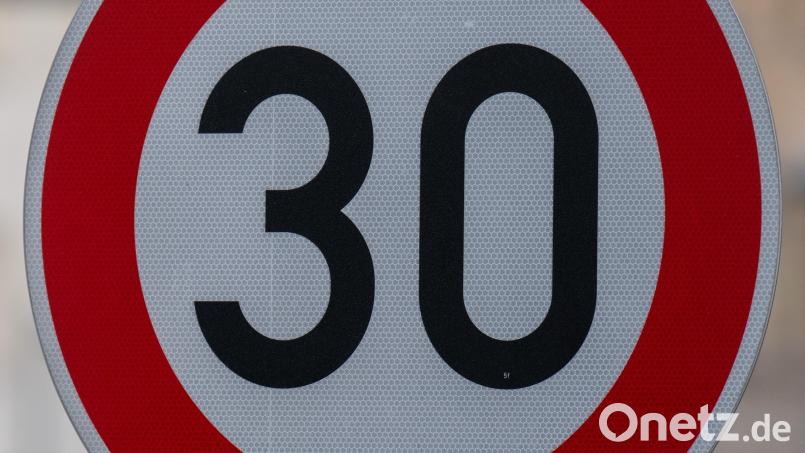 Die Mehrheit des Stadtrates stimmte mit 16:3 für Tempo 30 in der Kleinklenauer Straße. Symbolbild: Hendrik Schmidt/dpa