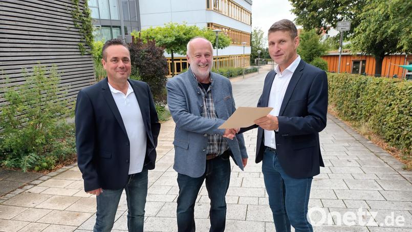 Die Mittelschule Kümmersbruck verabschiedet langjährigen Lehrer (von links): Konrektor Markus Gleißner, Studienrat Josef Popp und Schulleiter Florian Fuchs. Bild: kal