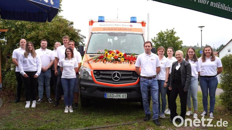 Die Aktiven der BRK-Bereitschaft übergaben den neuen Rettungswagen offiziell seiner Bestimmung. Bild: Turban/exb