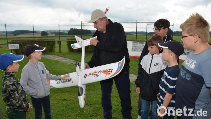 Der Vorsitzende des Vohenstraußer Modellsportclubs, Siegfried Schober, erklärt den Kindern, in Gruppen aufgeteilt, die verschiedenen Flugmodelle. Bild: dob