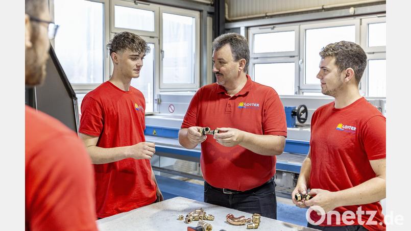 Andreas Lotter (Mitte) setzt im Fachkräftemangel auf Auszubildende und startet ein Pilotprojekt mit zusätzlichem Unterricht, um eine Lehrzeitverkürzung zu ermöglichen. Bild: Marcus Rebmann/exb