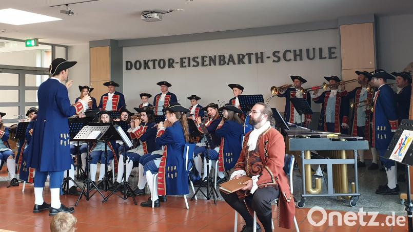 Gemeinsam mit einem Erzähler gestaltete der Spielmannszug das Märchen Dornröschen aus Sicht der Hofmusikanten. Bild: Spielmannszug Oberviechtach/exb
