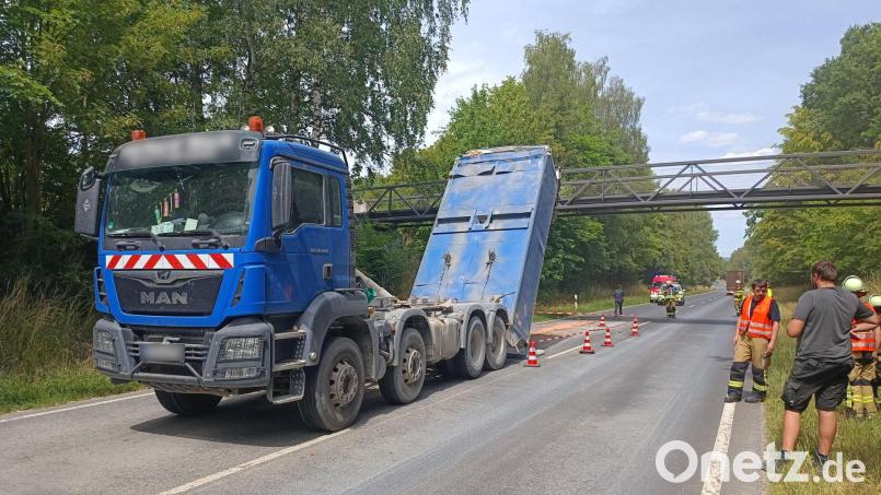 Ein Lastwagen krachte am 18. Juli gegen die Rad- und Fußgängerbrücke, die bei Tirschenreuth über die B15 führt. Archivbild: nic