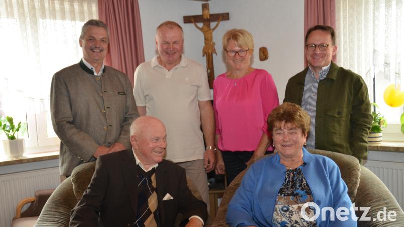 Gitta Bäumler feierte 80. Geburtstag, zu dem Bürgermeister Andreas Wutzlhofer (links) und Dekan Alexander Hösl (rechts) die besten Glückwünsche überbrachten. Ehemann Herbert (sitzend, links) würde seine Gitta auch nach knapp 60 Jahren sofort wieder heiraten. Sohn Manfred und Tochter Gerlinde (Mitte) unterstützen ihre Mama, neben den drei anderen Geschwistern, wo sie nur können. Bild: dob