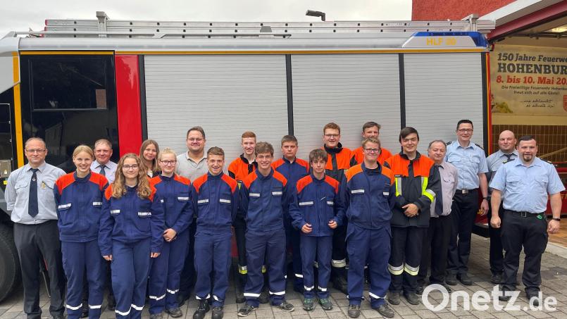 13 Jugendliche der Feuerwehr Hohenburg schaffen die Jugendleistungsprüfung. Dazu gratulieren Kommandant Martin Falk und sein Vize Erich Dieling sowie die Prüfer der Landkreisfeuerwehr zusammen mit Bürgermeister Florian Junkes und den Ausbildern. Bild: bö