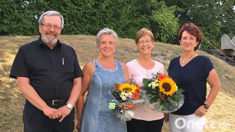 Pfarrer Markus Ertl, Träger der Einrichtung dankte zusammen mit der leiterin des Kinderhauses St. Anna, Christine Lippert (rechts) den scheidenden Mitarbeiterinnen Monika Breede (Zweite von links) und Ingrid Hartwich. Bild: S. Rosenberg/exb
