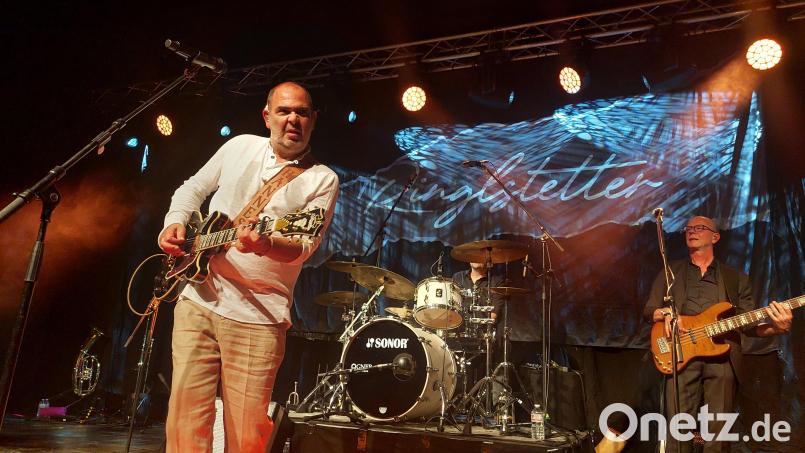 Hannes Ringlstetter (links) und seine Band spielen in Neunburg in der Schwarzachtalhalle. Sie haben Spaß an ihrem Auftritt, und das Publikum ist begeistert. Bild: Amann