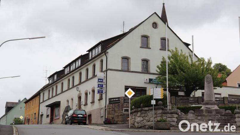 Der dominierende und zentrale Gebäudekomplex in der Hauptstraße in Plößberg soll nur teilweise erhalten bleiben. Nebengebäude und der Gebäudeteil Hauptstraße 9 werden nach den aktuellen Plänen abgerissen. Bild: flt