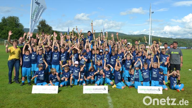 Die 85 teilnehmenden Kinder und Trainer hatten beim professionellen Fußballcamp Campo Ballissimo sichtlich Spaß. Beim abschließenden Gruppenfoto gratulierte Bürgermeisterin Sonja Meier (links) den Verantwortlichen rund um den Cheftrainer Franz Bauer zu einem rundum gelungenen Fußballwochenende. Bild: mnt