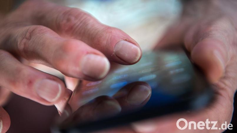 Auch alte Menschen haben meist ein Smartphone. Doch manchmal brauchen sie ein bisschen Hilfe bei der Bedienung. Symbolbild: Sebastian Gollnow/dpa/Symbolbild