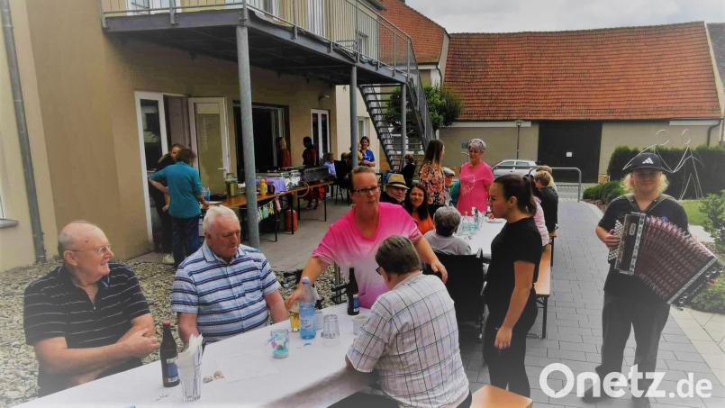 Für Stimmung beim Sommerfest auf der Terrasse des Wohn- und Pflegeheims &quot;Haus am Tillyplatz&quot; sorgt Jungmusiker &quot;Samuel&quot; mit seiner Steirischen Harmonika. Bild: gz