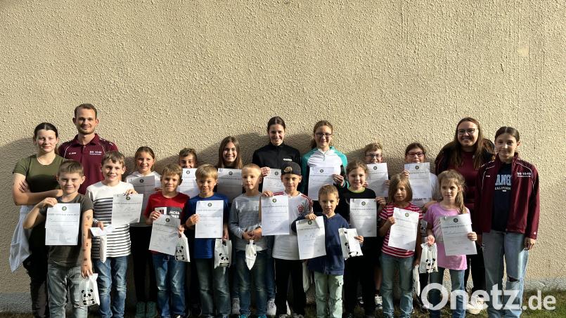 17 Kinder beteiligten sich beim Ferienprogramm des Schützenvereins Tirschenreuth. Alle Teilnehmer erhielten ein Päckchen Süßes und Urkunden. Bild: Lara Wamser/exb