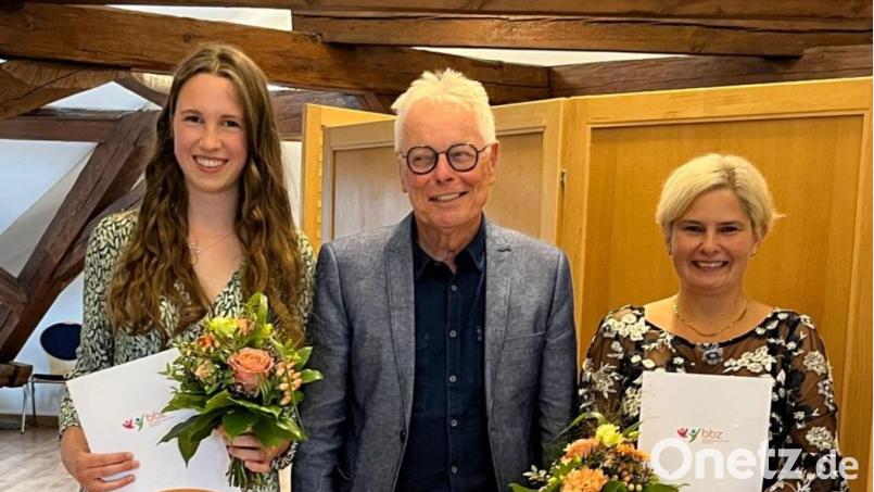 Klassenleiter Ulrich Sommer gratulierte den Absolventinnen Paula Riolfi (links) und Wioletta Troidl (rechts). Bild: BBZ Erbendorf/exb