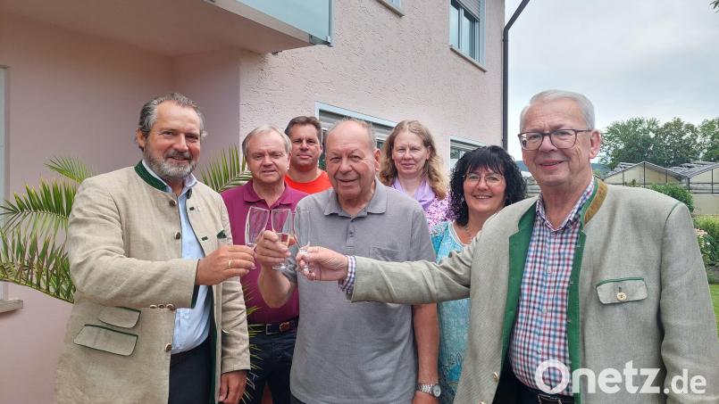 Hans-Michael Lobinger (vorne in der Mitte) feiert seinen 80. Geburtstag. Darauf stößt er mit der Familie und mit Gästen, darunter auch Bürgermeister Frank Zeitler (links), an. Bild: jua