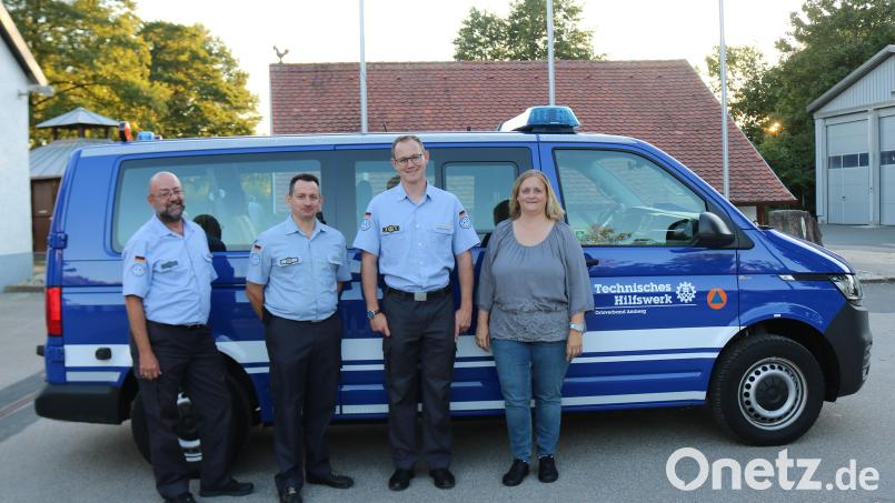 Nach der Wahl des neuen Ortsbeauftragten des Technischen Hilfswerks (von links): Marco Hubert (bisheriger Ortsbeauftragter), Matthias Schmidl (weiterhin stellvertretender
Ortsbeauftragter), Christoph Hollweck (neu gewählter Ortsbeauftragter), Petra Gärtner (Leiterin der THW-Regionalstelle). Bild: THW/Marina Grasser