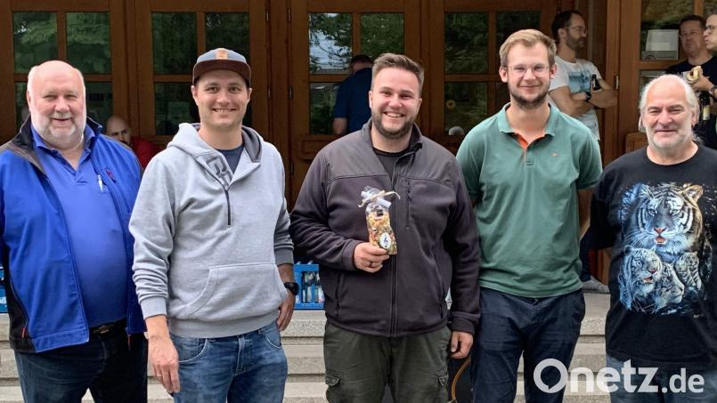 „Musikernudeln“ überreicht der Musikzugvorsitzende Maximilian Stein (Zweiter von links) bei der Abschiedsparty dem scheidenden Dirigenten Wolfgang Vögele (Mitte). Mit dabei: NBMB-Kreisvorsitzender Werner Stein (links), stellvertretender Vorsitzender Erik Remhof und Übergangs-Dirigent Gerhard Böller. Bild: u