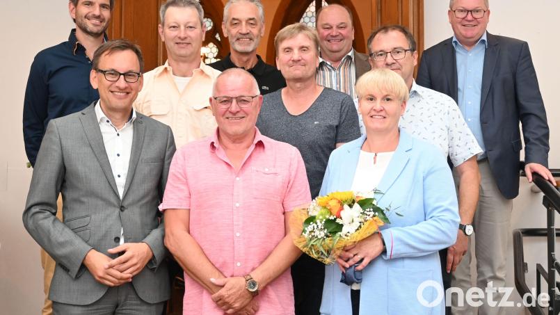 Oberbürgermeister Michael Cerny (hinten rechts) gratulierte dem städtischen Referatsleiter Jens Wein (vorne links) sowie Horst Glöckl (vorne Mitte), Anita Schober (vorne rechts), Hubert Stöcklmeier (hinten 2.v.l.) und Bernd Stoiber (hinten 4.v.l.) im Beisein ihrer Vorgesetzten zu ihrem Dienstjubiläum. Bild: Susanne Schwab, Stadt Amberg/exb