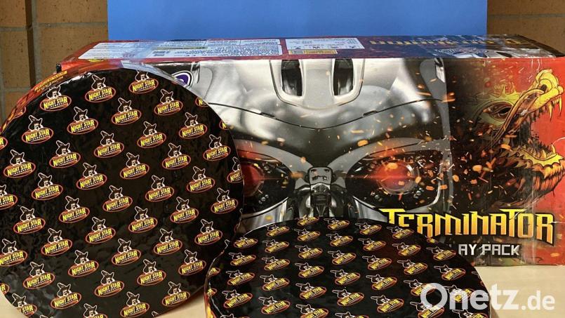 Drei große Feuerwerksbatterien, die illegal eingeführt wurden, stellte die Verkehrspolizei Weiden im November 2022 auf der A6 bei Vohenstrauß sicher. Bild: pviw