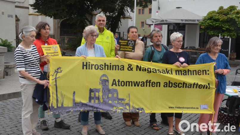 Die Bürgerinitiative gegen atomare Anlagen und die Weidener Gruppe der internationalen Ärzte gegen Atomkrieg bei der Mahnwache. Bild: Kunz