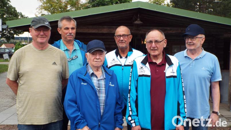 Die Gründungsmitglieder des ESC Kümmersbruck erfahren bei der 25-Jahr-Feier viel Anerkennung (von links): Willi Hiltl, Franz Schmidl, Alois Weber, Vorsitzender Kurt Rose, Peter Göppel und Heinz Zipplies. Bild: e