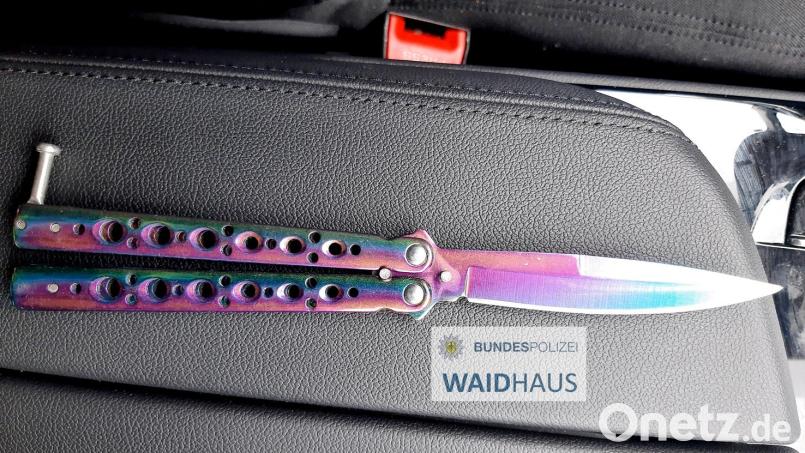 Dieses Butterflymesser eines 38-Jährigen stellen Fahnder der Bundespolizei Waidhaus sicher. Bild: Bundespolizei Waidhaus
