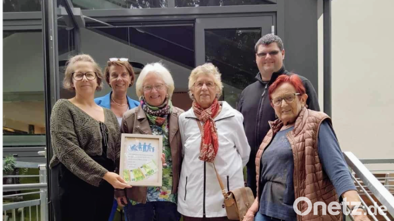 eine Abordnung des Arbeiterkameradschaftsvereins übergibt die Spende an die Ökumenische Tagespflege: (von links) Pflegedienstleiterin Katharina Morgenstern, Geschäftsführerin Birgit Singer-Grimm, Rita Götz, Rita Seitz, Vorsitzender Manuel Neidel und Gunda Sigl. Bild: Regina Heinz/exb