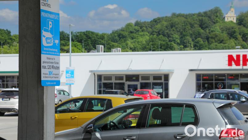 Die blau-weißen Schilder hängen überall an den Arkaden-Parkdecks: Sie weisen auf die Höchstparkdauer von zwei Stunden und die drohende Vertragsstrafe hin. Künftig entfällt die Strafe – wenn man ein Ticket löst. Archivbild: Wolfgang Steinbacher