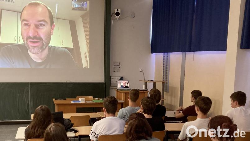 Vom Forschungsschiff in den Erdkunderaum: Philipp Brandl war via Zoom-Konferenz Gast am Erasmus-Gymnasium. Bild: ero