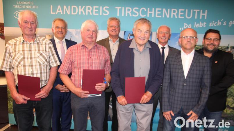 Langjährige Feldgeschworene wurden geehrt: (von links) Willi Etterer, Landrat Roland Grillmeier, Josef Höcht, Hermann Prölß, Rolf Heindl, Neusorgs Bürgermeister Peter König, Bernd Achatz und Immenreuths Bürgermeister Thomas Kaufmann. Bild: kro