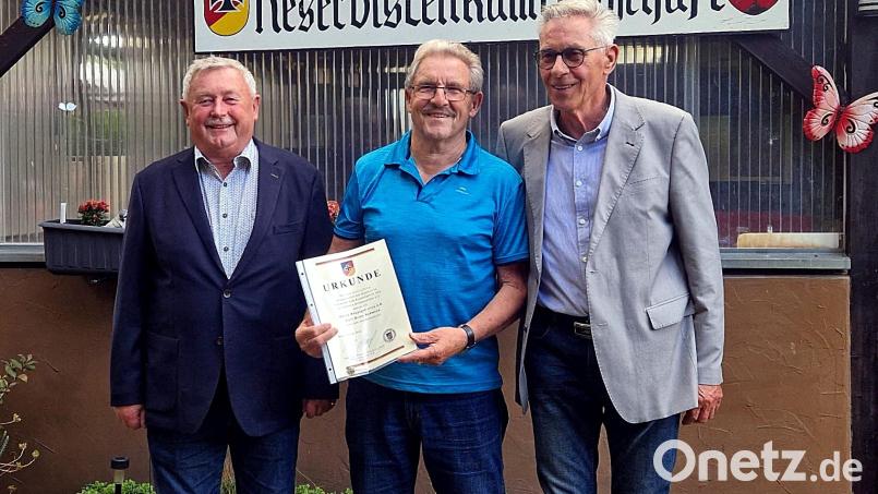 Die Reservistenkameradschaft ehrt Karlheinz Rossmann (Mitte) für 50 Jahre Treue. Stabsfeldwebel a. D., Siegfried Woppmann, und Vorsitzender Werner Holl (rechts) gratulieren. Bild: R. Kreuzer