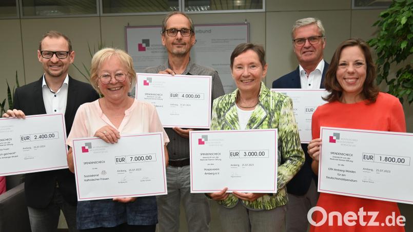 Nur strahlende Gesichter gab es, als das Wohnungsbau- und Siedlungswerk Werkvolk e.G. Spendenschecks an soziale und gemeinnützige Einrichtungen überreichte (von links): Vorstand Wolfgang Erb, Marianne Gutwein (SkF), Johann Seitz (Amberger Tafel), Dagmar Kierner (Werkvolk-Kierner-Stiftung), Vorstand Steffen Schulze und Kathrin Morgenstern (Leiterin des Studien- und Career-Service der OTH). Bild: Gerhard Franz