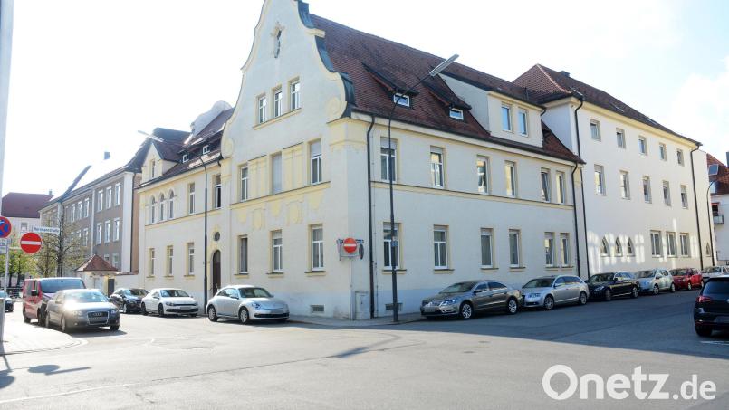 Das Haus der Armen Schulschwestern an der Ecke Luitpold-/Herrmannstraße steht zum Verkauf. Bild: Gabi Schönberger