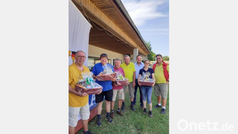 Wanderwart Alfons Dobmann (Zweiter von links) nahm den Preis für den Wanderverein Grafenwöhr entgegen. Bild: myd