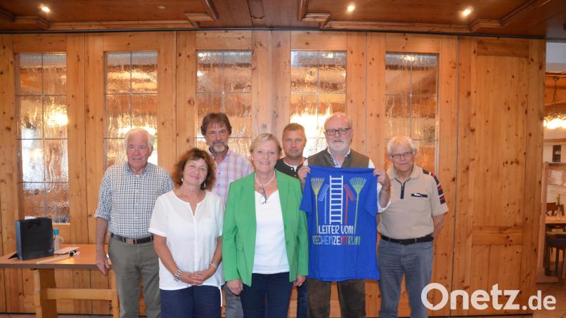 Zwei Lehrer werden in den Ruhestand verabschiedet (von links): Dieter Eckstein (ehemaliger Schulleiter), Rektorin Ingrid Schneider, Heinz Meinl (ehemaliger Schulleiter), Karin Gruschwitz, Konrektor Stefan Ottmann, Jürgen Schneider, Christian Trummer (ehemaliger Schulleiter). Bild: mma