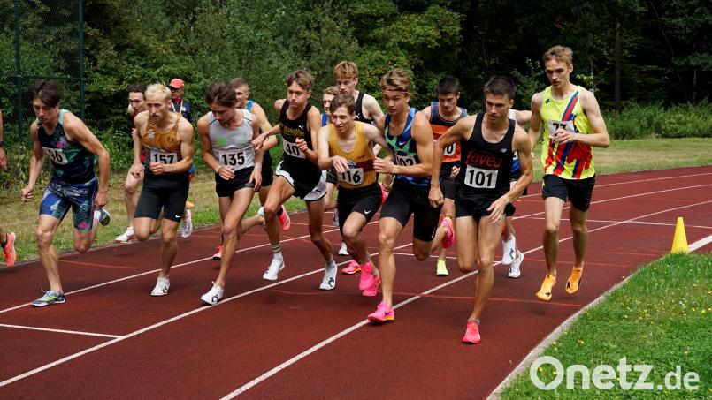 Start zum 1500-Meter-Finallauf: Es siegte Dieter Bremm (Nummer 157) aus Höchstadt/Aisch. Bild: Georg Fischer