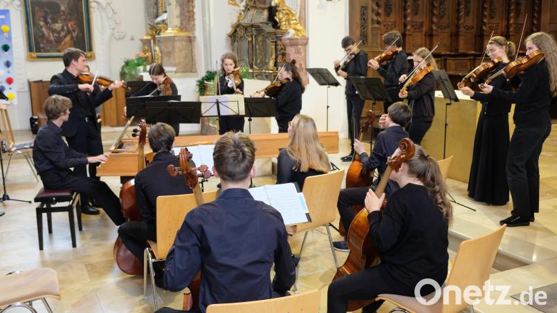 Im Geist des musikalischen Erbes barocker Musik imponierte das Bayerische Jugend-Barockorchester unter Leitung von Konzertmeister Martin Schneider bei einem Konzert in der Klosterkirche Speinshart, das im Rahmen des Festivals junger Künstler Bayreuth stattfand. Bild: do