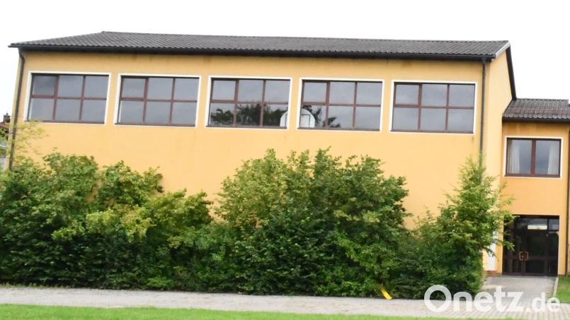 Die Turnhalle (links) der geschlossenen Schule in Lintach kann mit Genehmigung des Freudenberger Gemeinderats weiterhin von Vereinen und Organisationen genutzt werden. Bild: sche