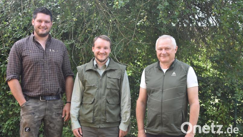 In den Revieren Mähring und Mitterteich des Forstbetriebs Waldsassen gab es zum 1. Juli einen Wechsel. Michael Pröls (links) ist neuer Revierleiter in Mitterteich, Georg Schirmer (Mitte) ist Revierleiter in Mähring. Forstbetriebsleiter Norbert Zintel freut sich auf die Zusammenarbeit. Bild: lue