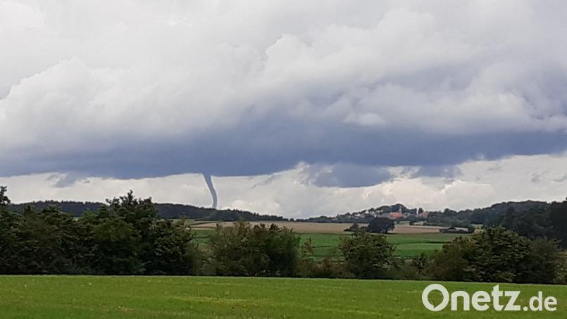 Ein dunkelgrauer Schlauch, der nicht bis zum Boden reicht: Die Aufnahme zeigt die Trichterwolke vom Freitag in der Nähe von Speinshart. Bild: Kosmale/exb