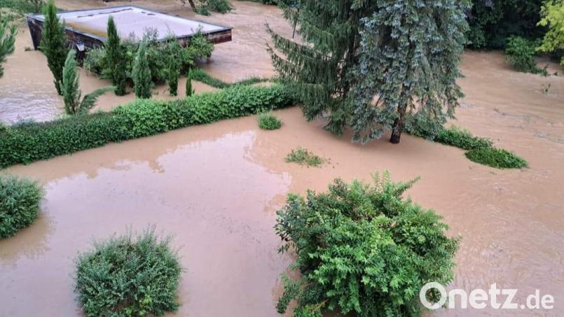 Land unter: Ein Blick vom Haus der Familie von Franz Tscherner in Straß in den Garten seines Nachbarn. Bild: Tscherner/exb