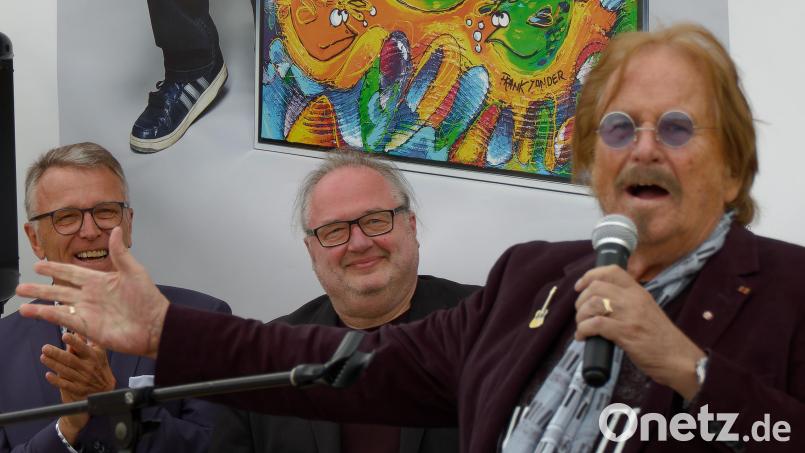 Bürgermeister Franz Stahl, Kurator Thomas Herrmann und der Sänger und Zeichner Frank Zander (von links) bei der Eröffnung der Kunstausstellung „Lindenberg-Waalkes-Zander“ Anfang Juni. Die über 80 Werke lockten rund 3000 Besucher in das Tirschenreuther Museumsquartier. Bild: Norbert Grüner
