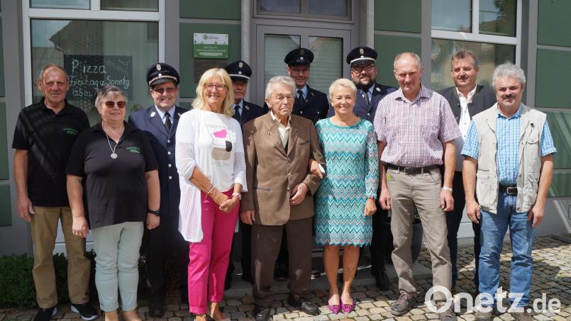 Bürgermeister Reinhard Kreuzer (Zweiter von rechts) sowie sein Stellvertreter Josef Fleißer (rechts) gratulieren zusammen mit Vertretern der Gaisthaler Feuerwehr und des Gartenbauvereins Hans Sorgenfrei (Mitte) zum 95. Geburtstag. Neben dem Jubilar stehen seine drei Kinder Bild: wel