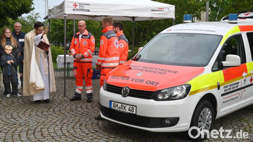 Pfarrer Dominik Mitterer segnet das neue Fahrzeug „Poppenricht 79/1 und erbittet, dass Gott seines schützende Hand über die ehrenamtlich tätigen First Responder hält, wenn sie alarmiert werden, um Mitbürgern zu helfen, die dringend medizinische Hilfe benötigten. Bild: gf