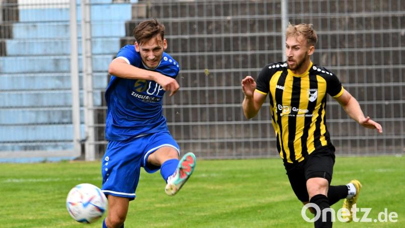 Tizian Mittereder (links) spielt den Ball nach vorne: Nach dem 3:0-Heimsieg gegen den ASV Burglengenfeld wartet auf die SpVgg SV Weiden iN Roding eine heikle Aufgabe. Archivbild: Nachtigall